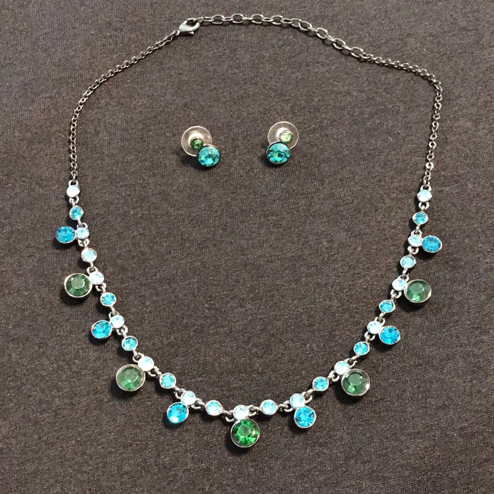 Gorgeous necklace and earring set